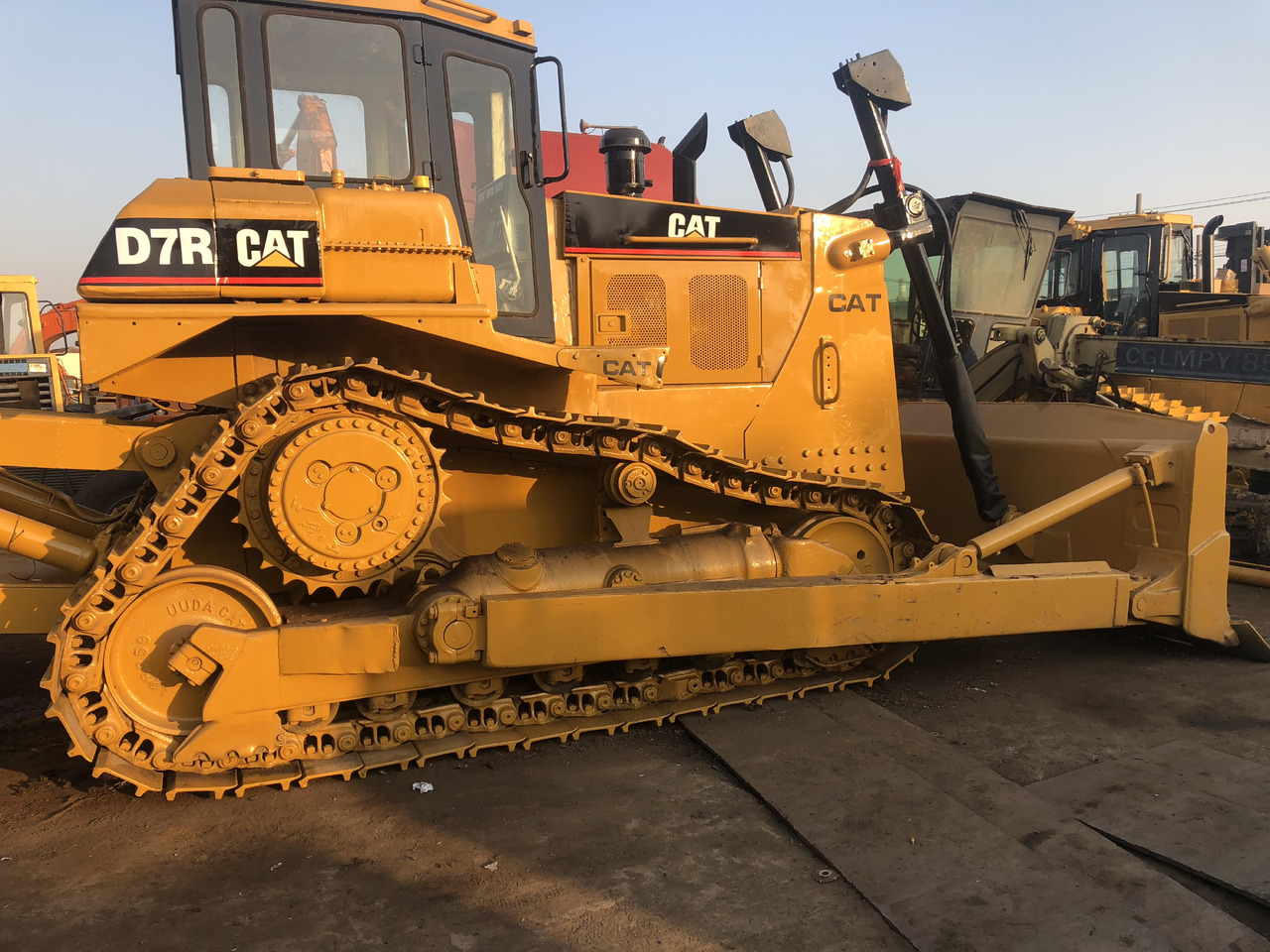 Used bulldozer CAT D7R high quality hotsale - Булдозер: снимка 4 Used bulldozer CAT D7R high quality hotsale - Булдозер: снимка 4