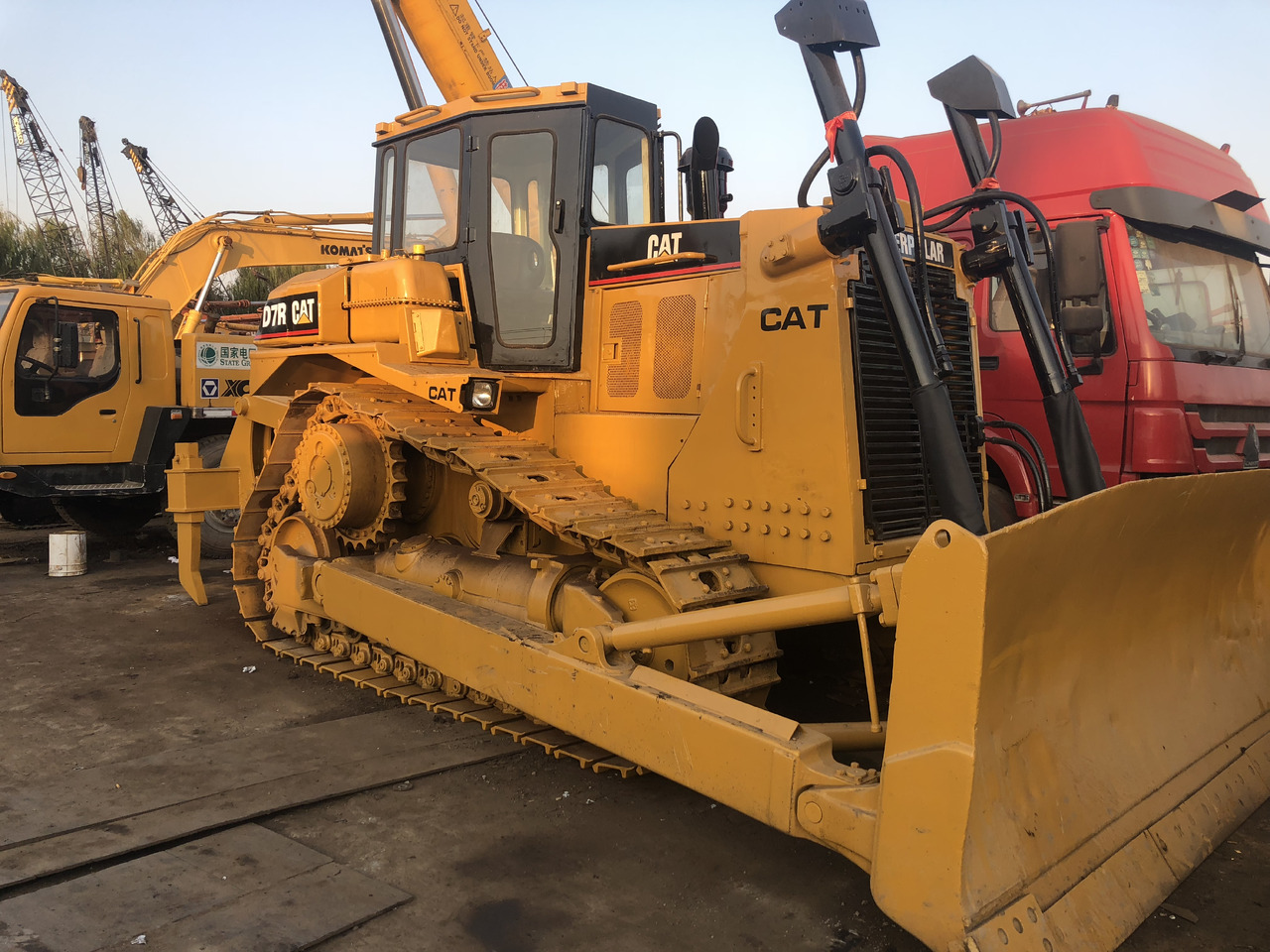 Used bulldozer CAT D7R high quality hotsale - Булдозер: снимка 2 Used bulldozer CAT D7R high quality hotsale - Булдозер: снимка 2