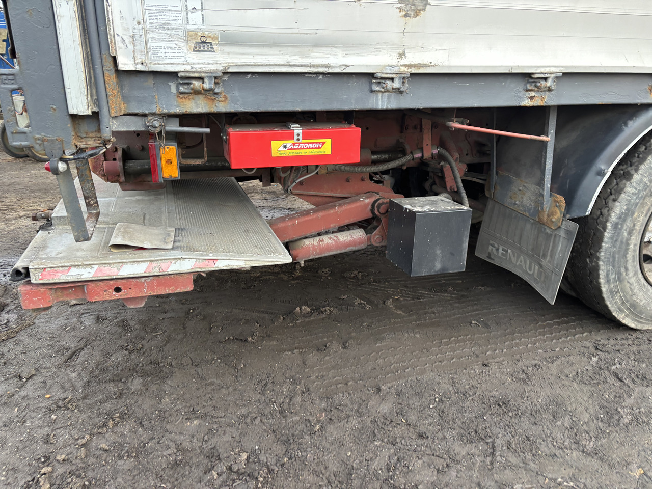 RENAULT Premium 260 - Камион с брезент: снимка 3 RENAULT Premium 260 - Камион с брезент: снимка 3