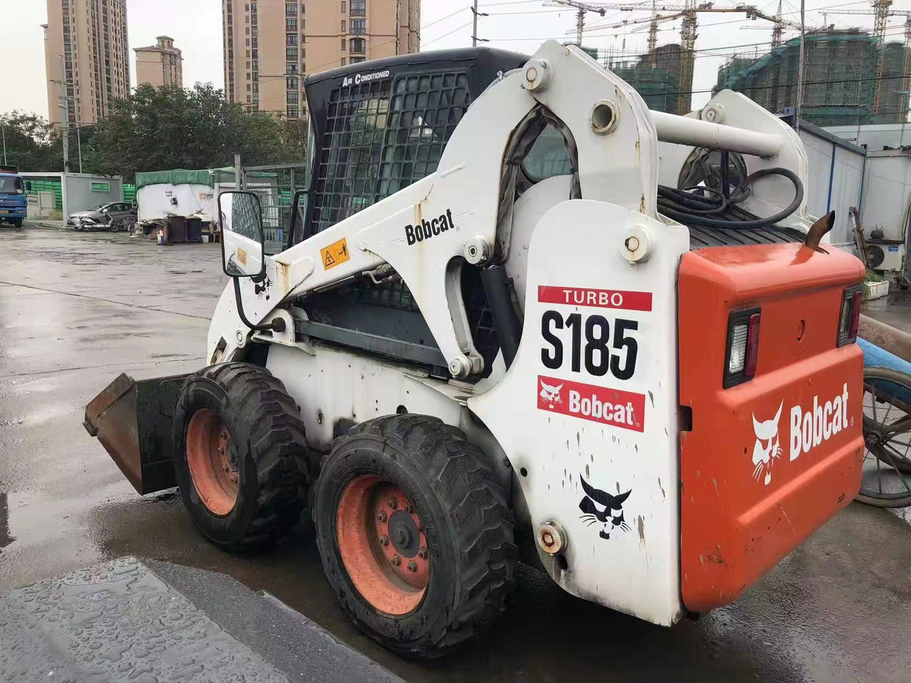 BOBCAT S185 - Мини челен товарач: снимка 4 BOBCAT S185 - Мини челен товарач: снимка 4