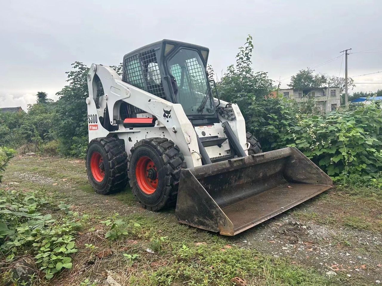 BOBCAT S300 - Мини челен товарач: снимка 1 BOBCAT S300 - Мини челен товарач: снимка 1