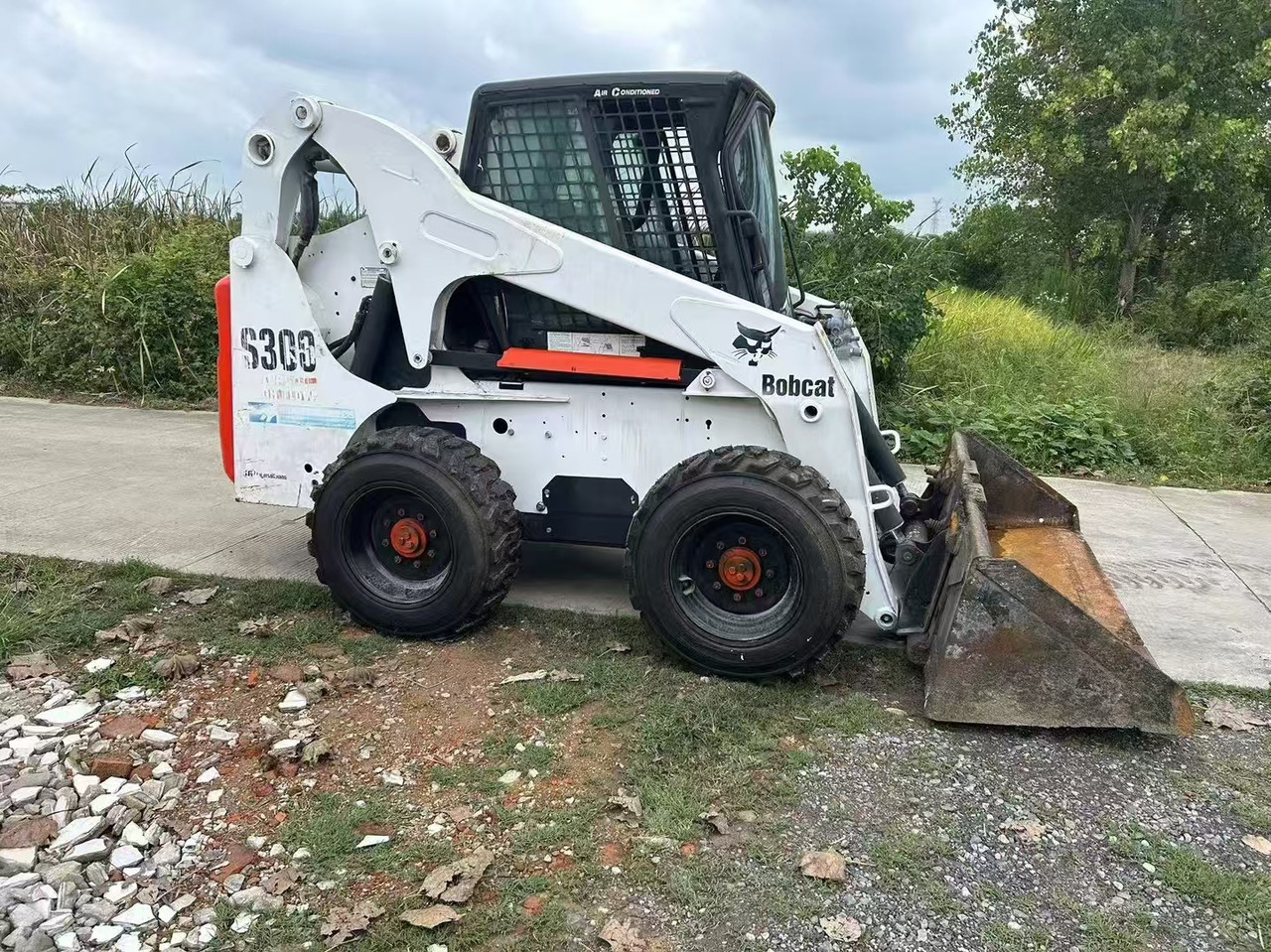 BOBCAT S300 - Мини челен товарач: снимка 1 BOBCAT S300 - Мини челен товарач: снимка 1