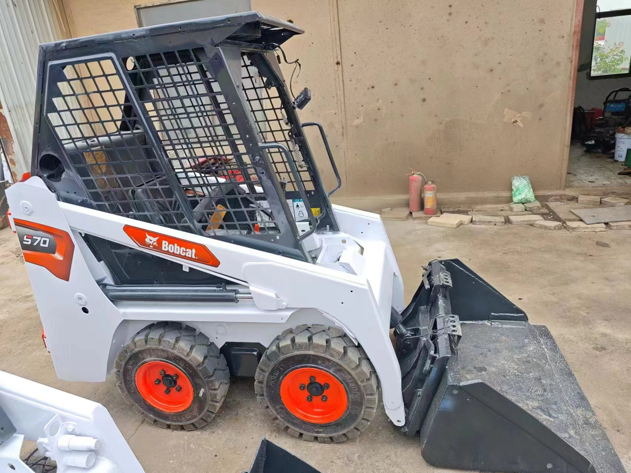 BOBCAT S70 - Мини челен товарач: снимка 2 BOBCAT S70 - Мини челен товарач: снимка 2