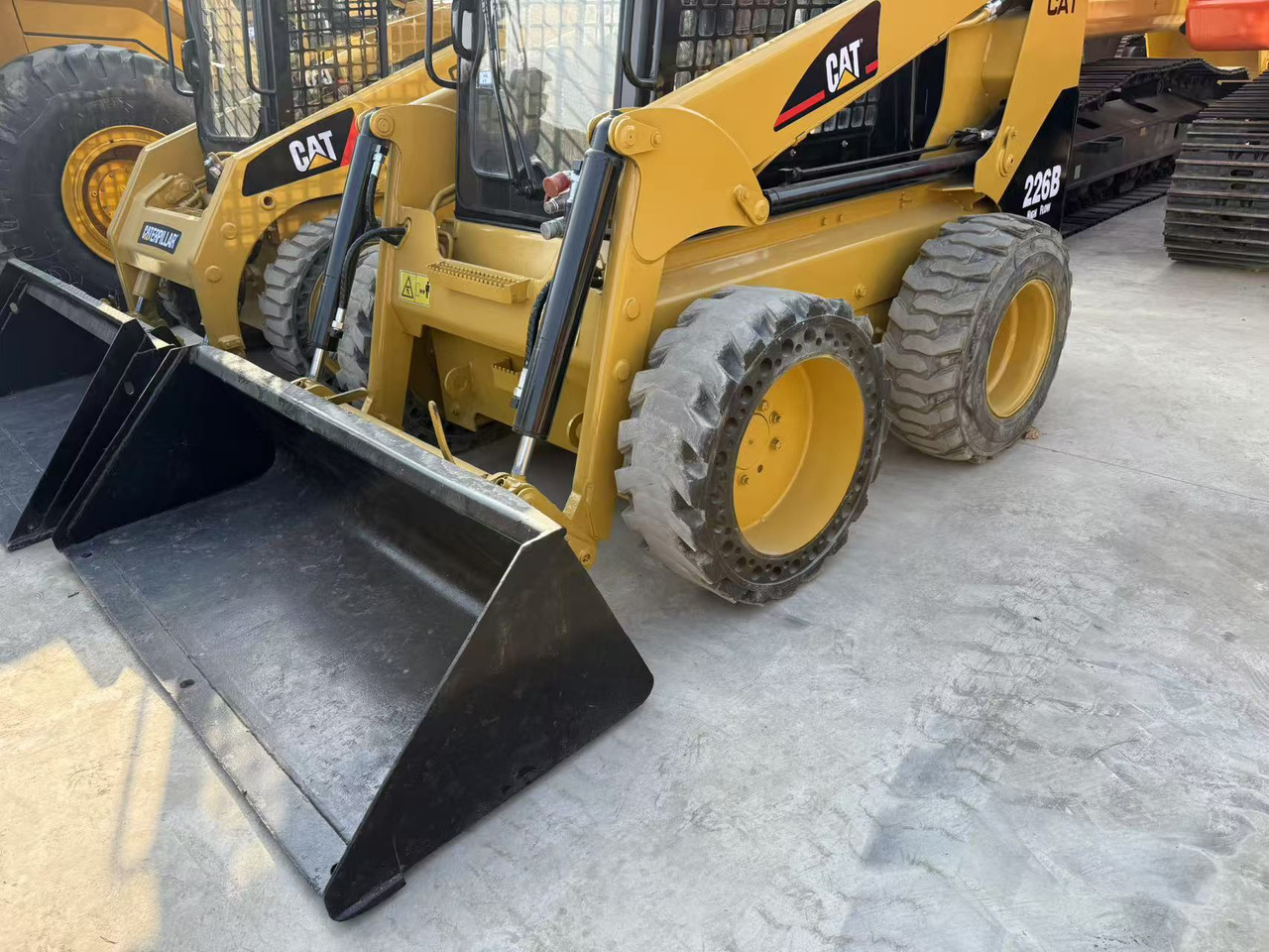 CATERPILLAR 226B - Мини челен товарач: снимка 4 CATERPILLAR 226B - Мини челен товарач: снимка 4