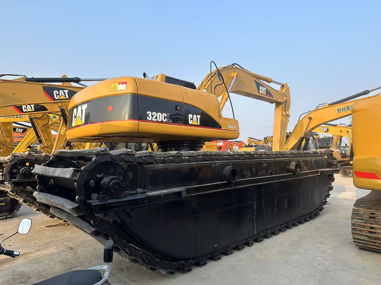 CATERPILLAR 320C - Плаващ багер: снимка 1 CATERPILLAR 320C - Плаващ багер: снимка 1