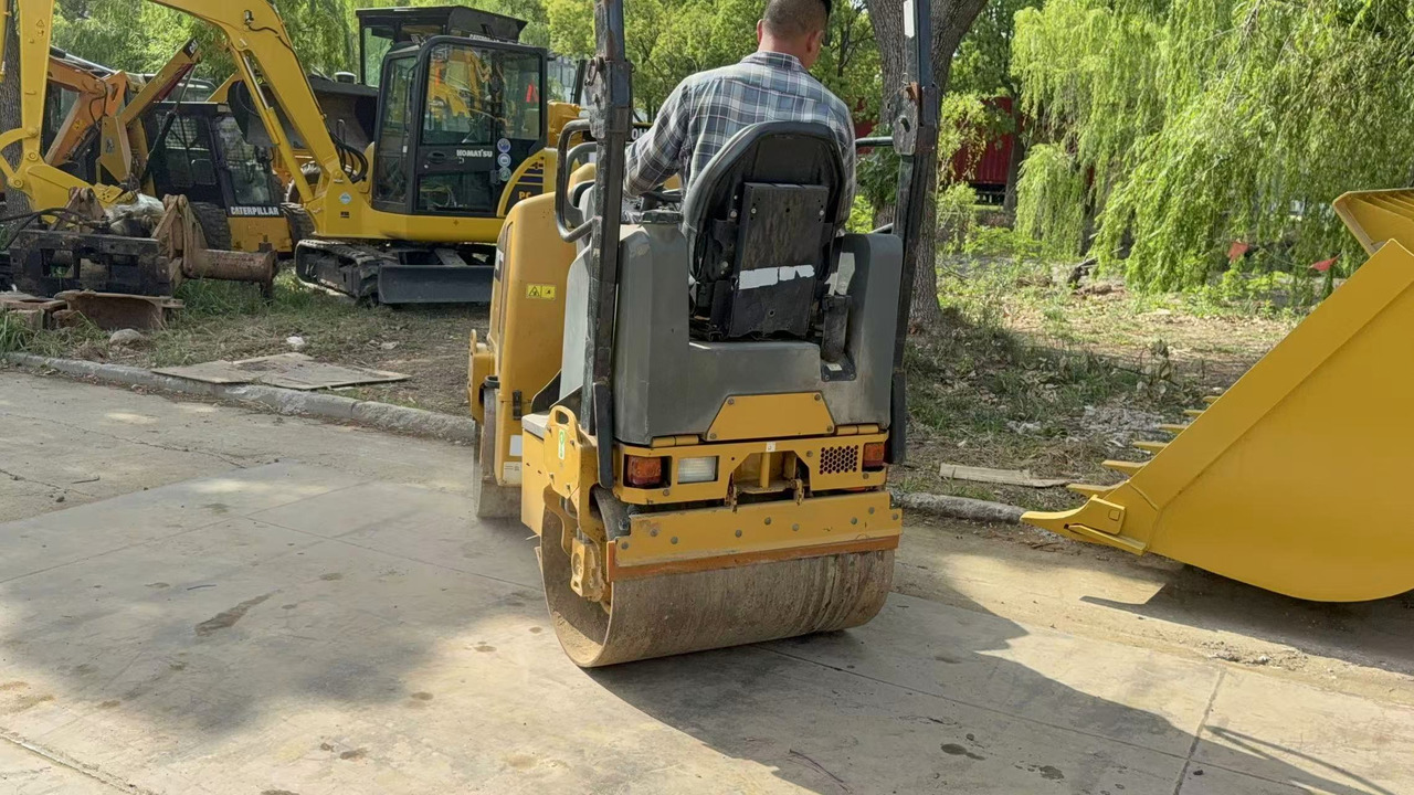 CATERPILLAR CB14B - Пътен валяк: снимка 3 CATERPILLAR CB14B - Пътен валяк: снимка 3