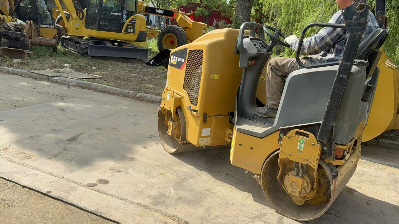 CATERPILLAR CB14B - Пътен валяк: снимка 4 CATERPILLAR CB14B - Пътен валяк: снимка 4