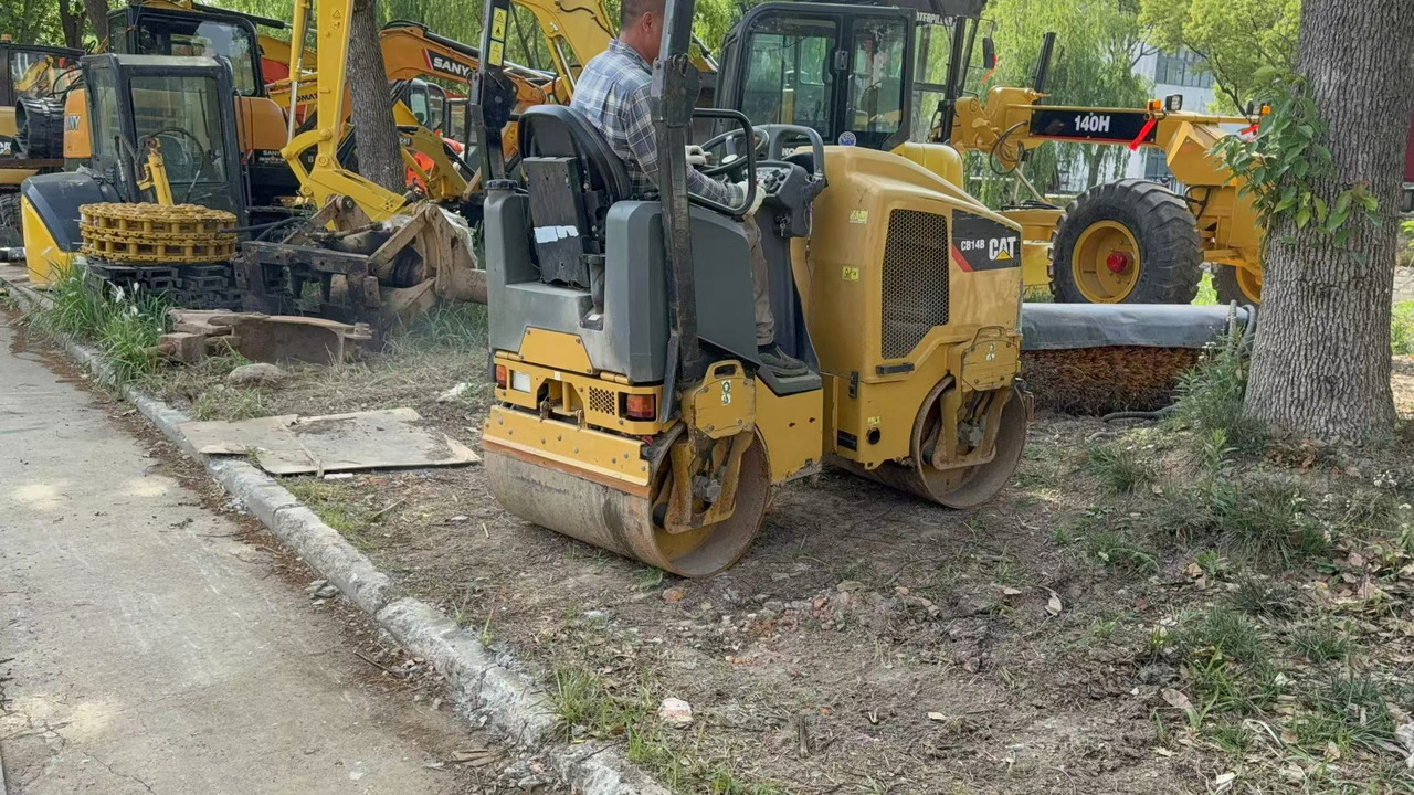 CATERPILLAR CB14B - Пътен валяк: снимка 1 CATERPILLAR CB14B - Пътен валяк: снимка 1