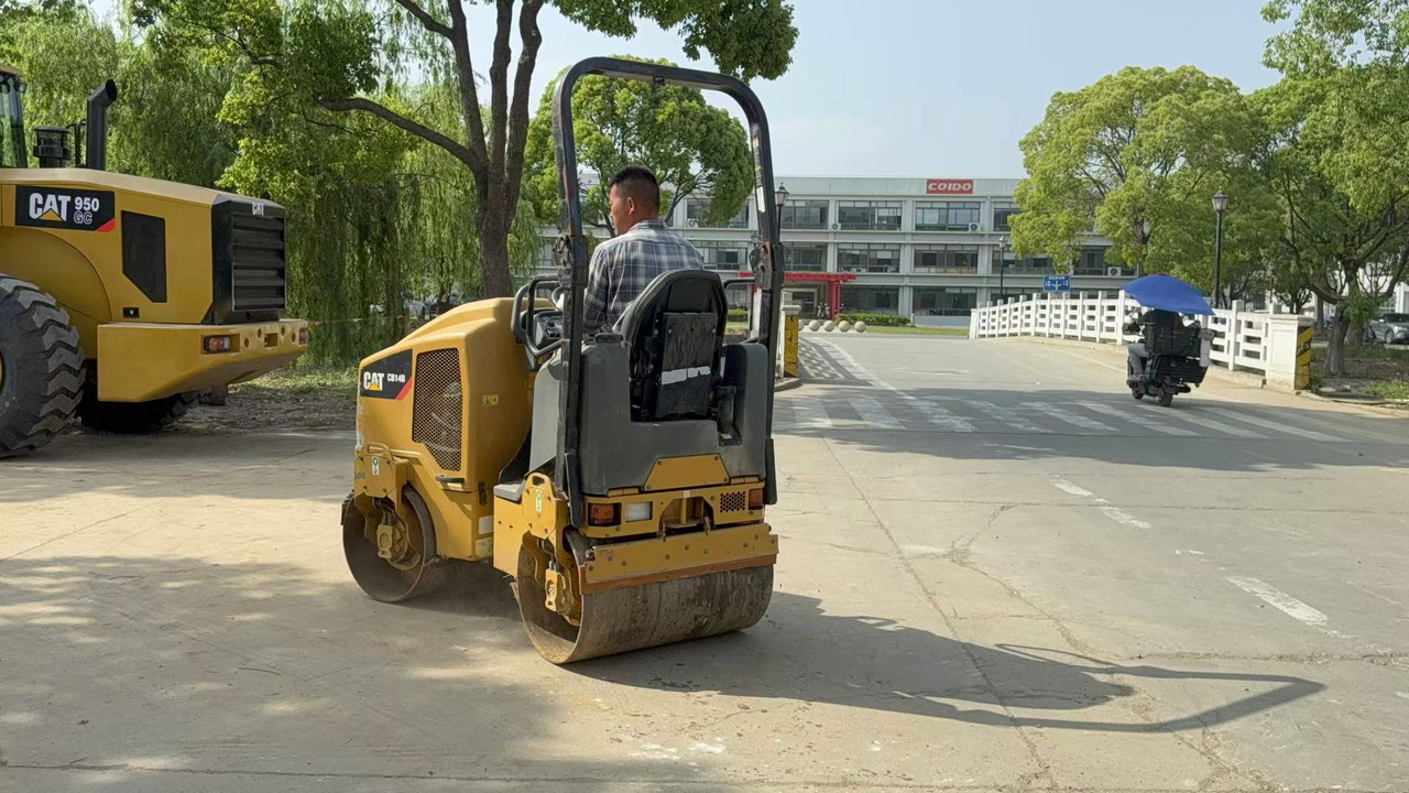 CATERPILLAR CB14B - Пътен валяк: снимка 2 CATERPILLAR CB14B - Пътен валяк: снимка 2