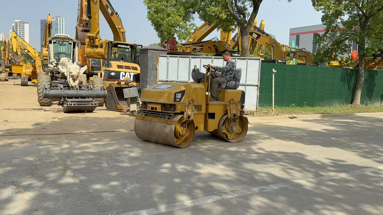 CATERPILLAR CB24B - Пътен валяк: снимка 3 CATERPILLAR CB24B - Пътен валяк: снимка 3