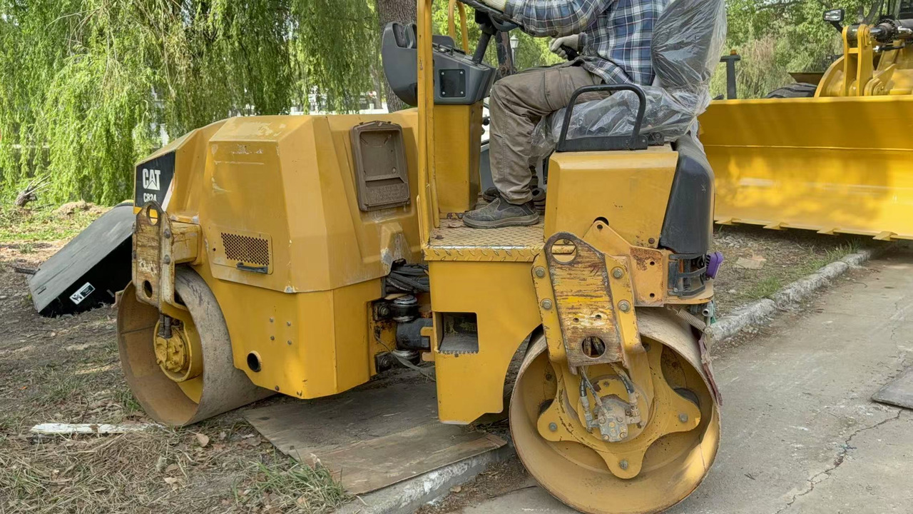 CATERPILLAR CB24B - Пътен валяк: снимка 1 CATERPILLAR CB24B - Пътен валяк: снимка 1