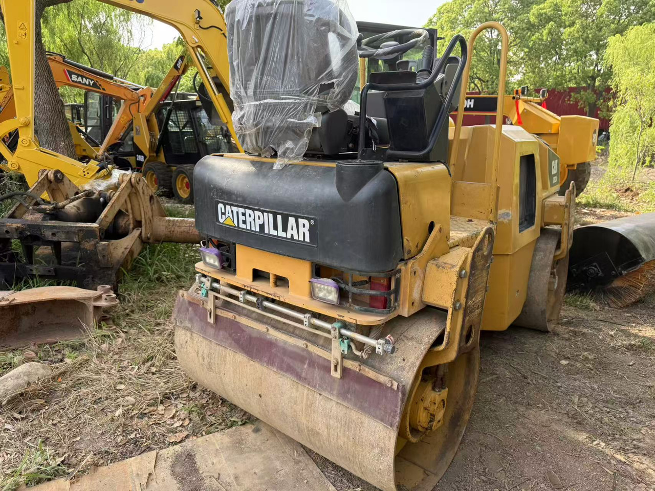 CATERPILLAR CB24B - Пътен валяк: снимка 4 CATERPILLAR CB24B - Пътен валяк: снимка 4