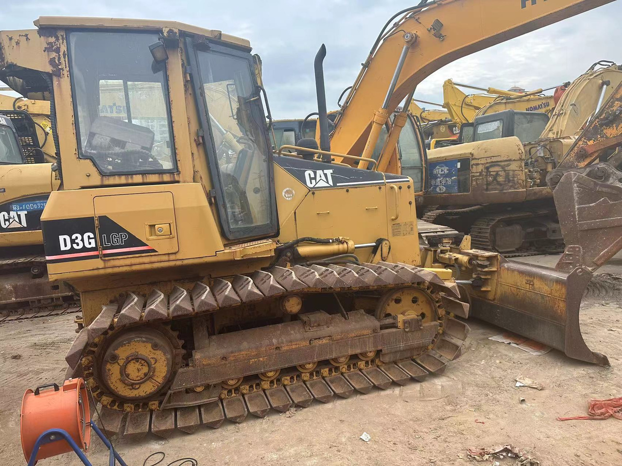 CATERPILLAR D3G - Булдозер: снимка 2 CATERPILLAR D3G - Булдозер: снимка 2