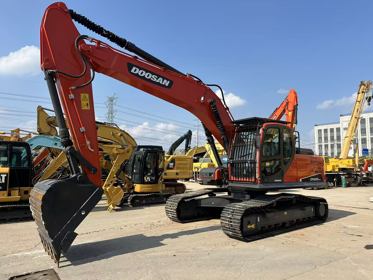 DOOSAN DX225LCA - Верижен багер: снимка 1 DOOSAN DX225LCA - Верижен багер: снимка 1