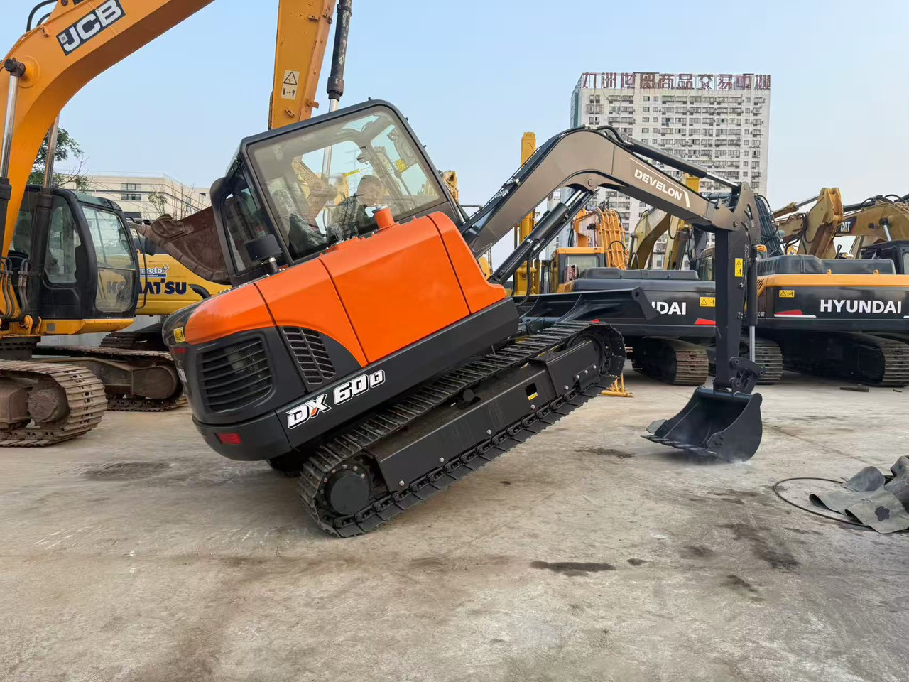 DOOSAN DX60D-10 - Мини багер: снимка 1 DOOSAN DX60D-10 - Мини багер: снимка 1