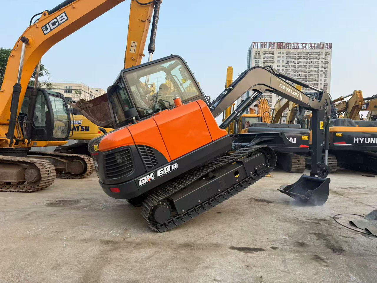 DOOSAN DX60D-10 - Мини багер: снимка 3 DOOSAN DX60D-10 - Мини багер: снимка 3