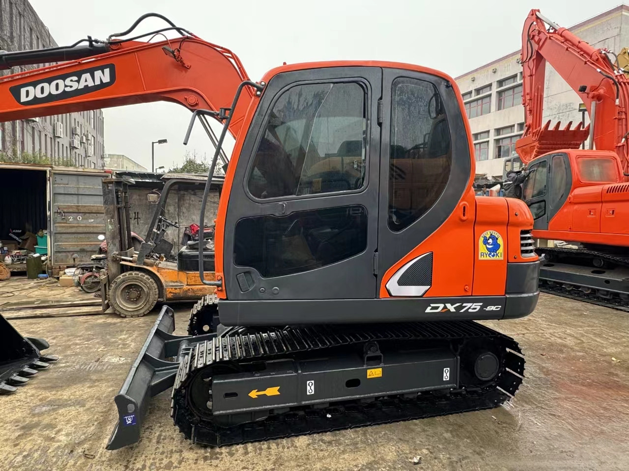 DOOSAN DX75-9C - Верижен багер: снимка 4 DOOSAN DX75-9C - Верижен багер: снимка 4