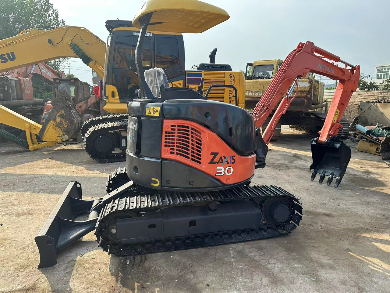 HITACHI ZX30 - Верижен багер: снимка 1 HITACHI ZX30 - Верижен багер: снимка 1
