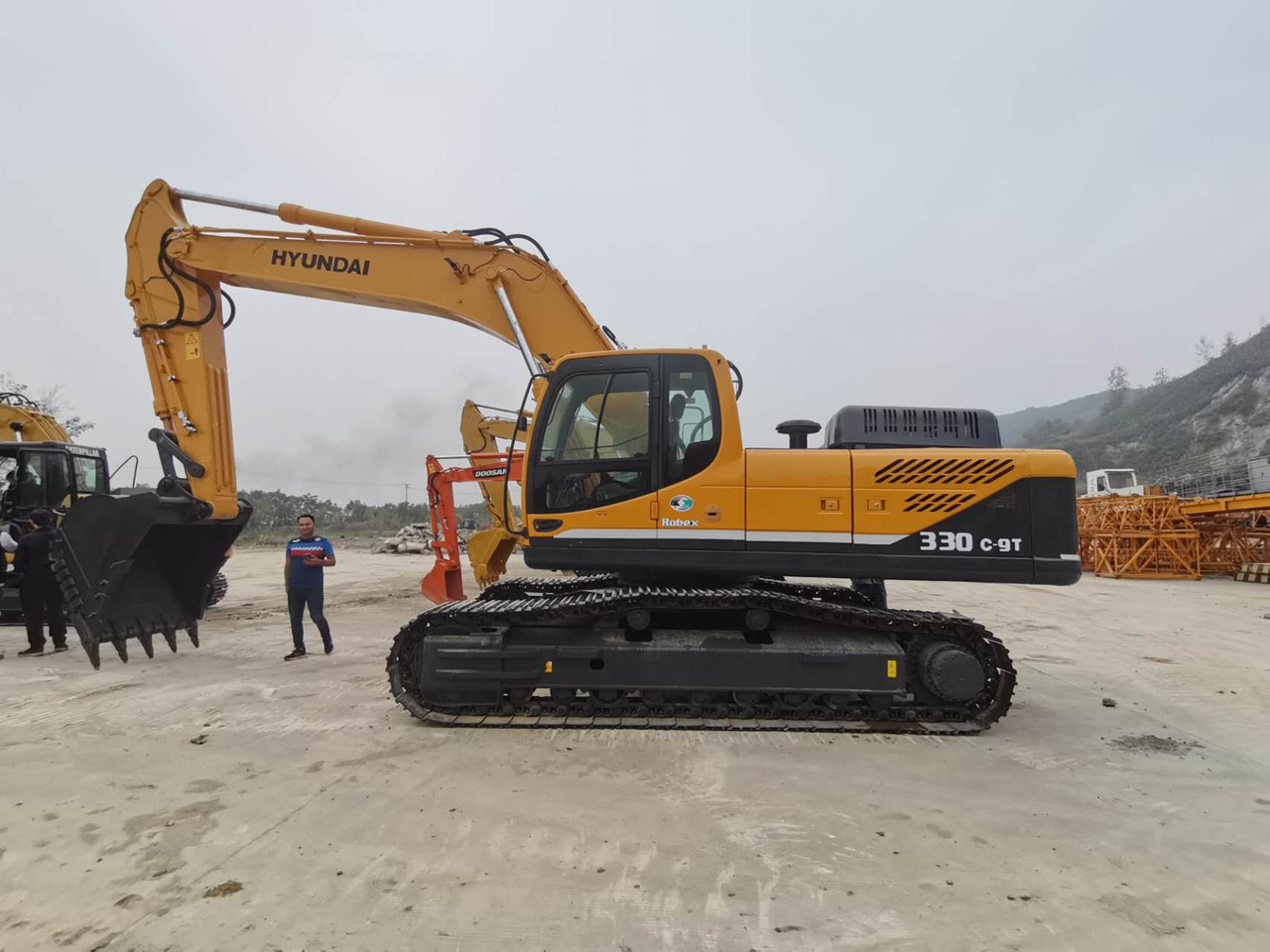 HYUNDAI R330LC-9T - Верижен багер: снимка 2 HYUNDAI R330LC-9T - Верижен багер: снимка 2