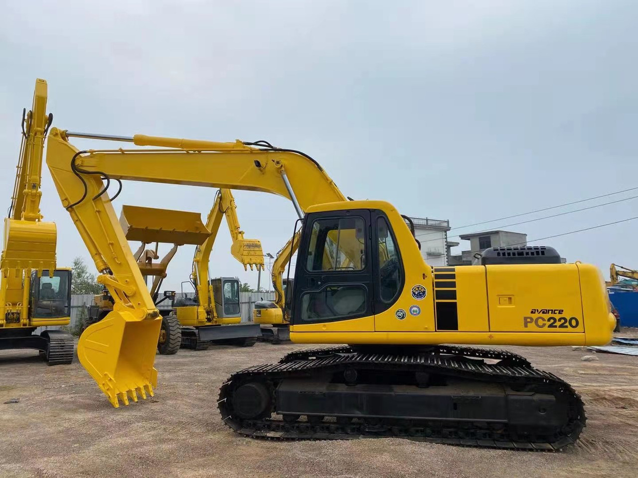 KOMATSU PC220-6 - Верижен багер: снимка 1 KOMATSU PC220-6 - Верижен багер: снимка 1