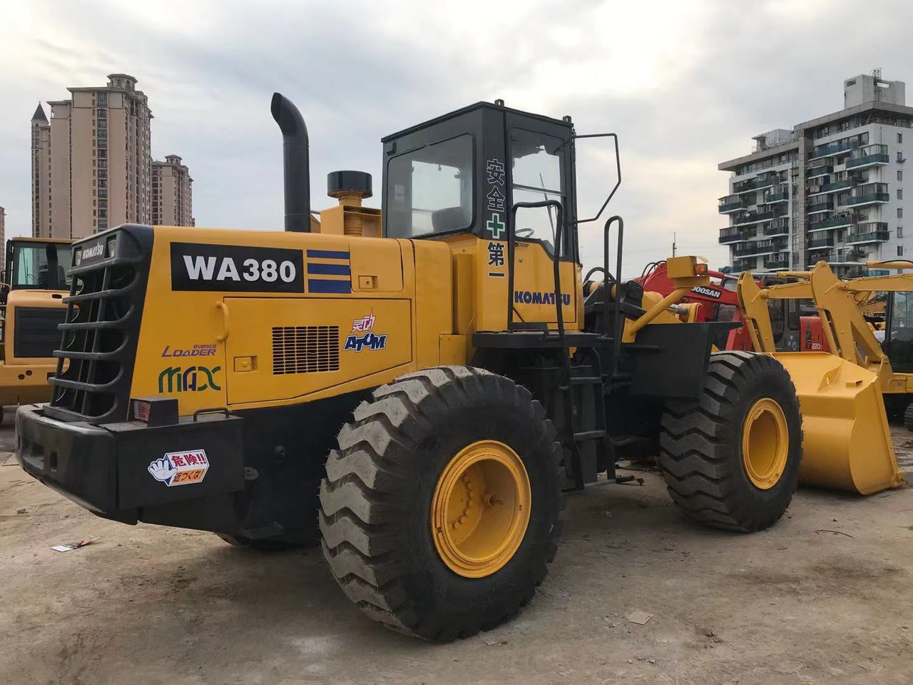 KOMATSU WA380-3 - Колесен товарач: снимка 1 KOMATSU WA380-3 - Колесен товарач: снимка 1