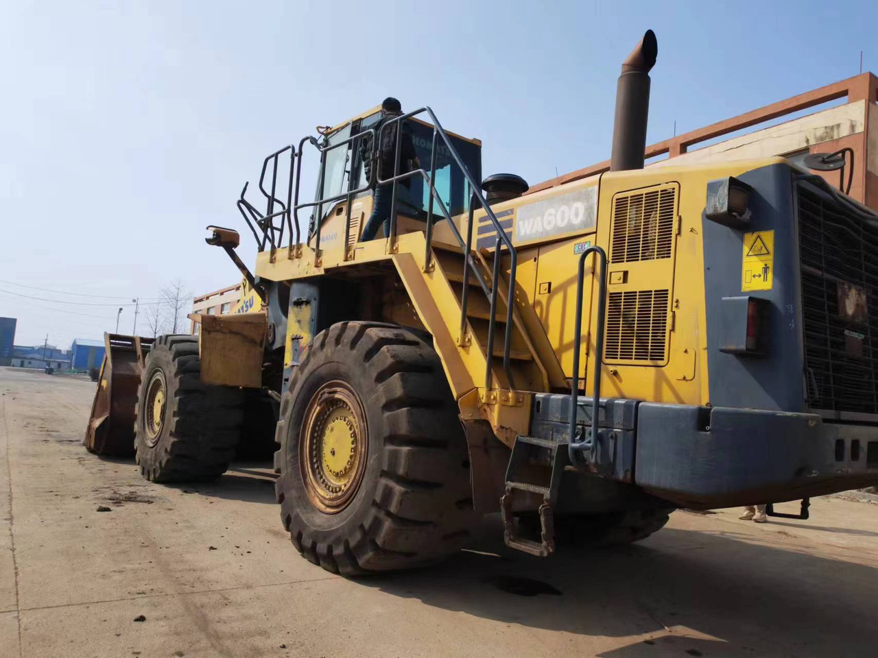 KOMATSU WA600-6 - Колесен товарач: снимка 2 KOMATSU WA600-6 - Колесен товарач: снимка 2