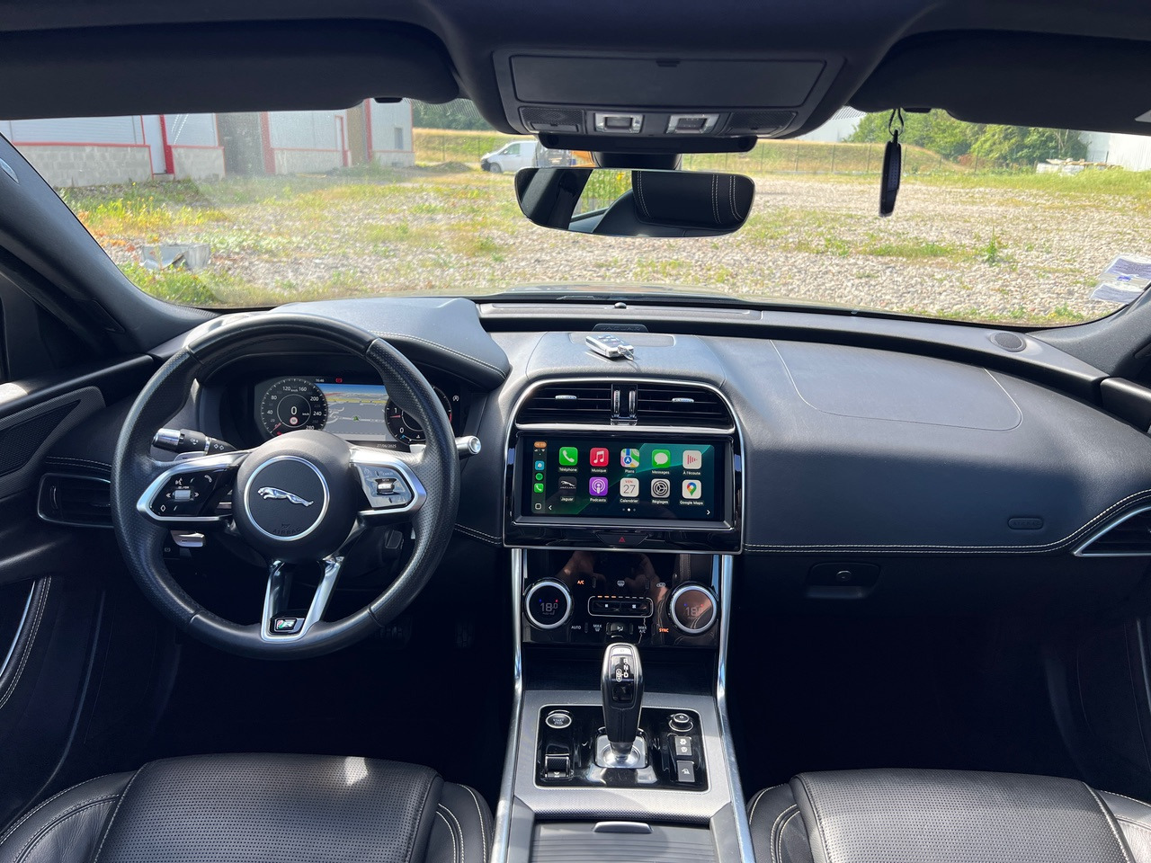 JAGUAR XE 20MY SE R-DYN. 2.0L D 180 BVA8 Cockpit PANO - Седан: снимка 3 JAGUAR XE 20MY SE R-DYN. 2.0L D 180 BVA8 Cockpit PANO - Седан: снимка 3