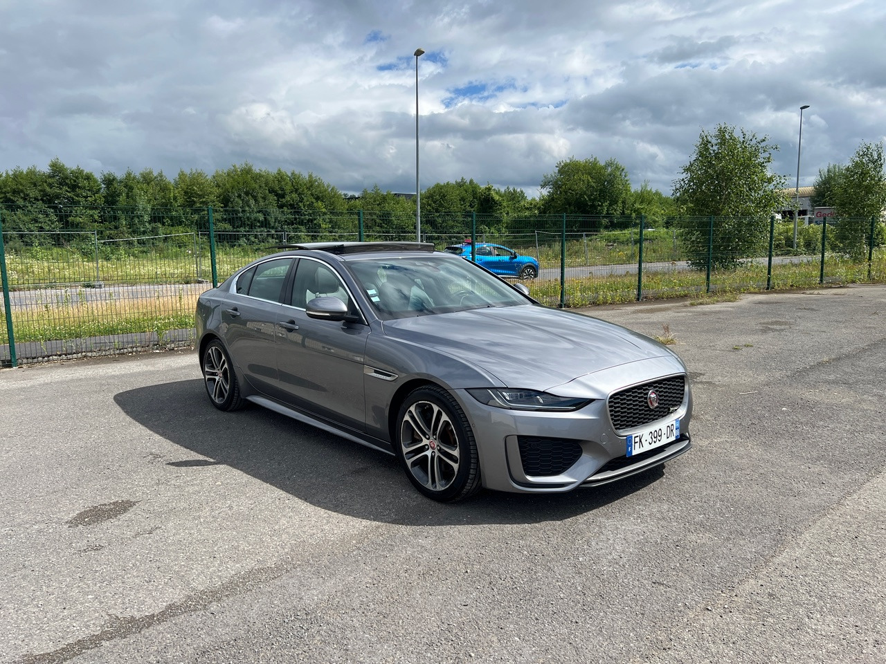 JAGUAR XE 20MY SE R-DYN. 2.0L D 180 BVA8 Cockpit PANO - Седан: снимка 4 JAGUAR XE 20MY SE R-DYN. 2.0L D 180 BVA8 Cockpit PANO - Седан: снимка 4
