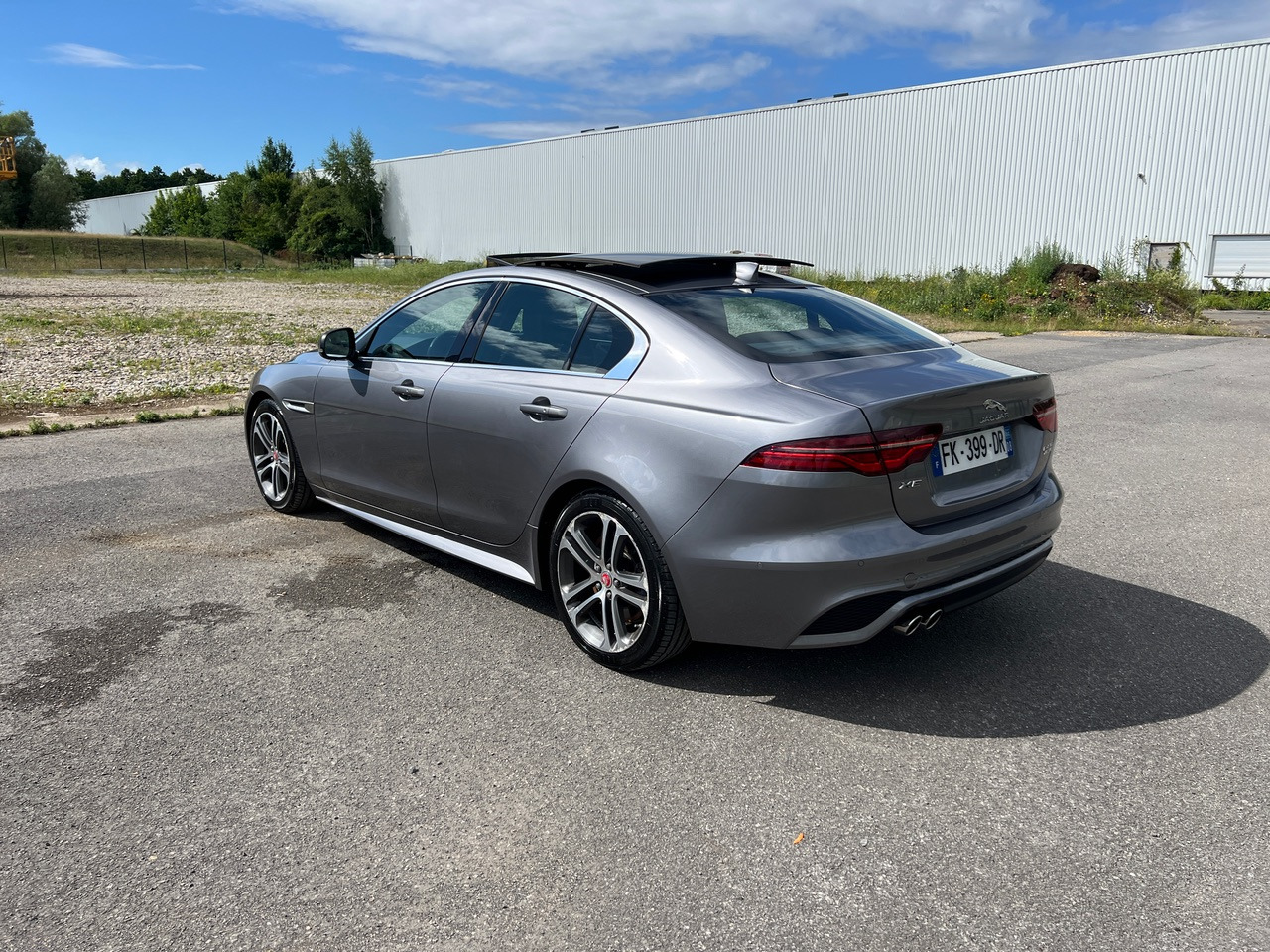 JAGUAR XE 20MY SE R-DYN. 2.0L D 180 BVA8 Cockpit PANO - Седан: снимка 5 JAGUAR XE 20MY SE R-DYN. 2.0L D 180 BVA8 Cockpit PANO - Седан: снимка 5