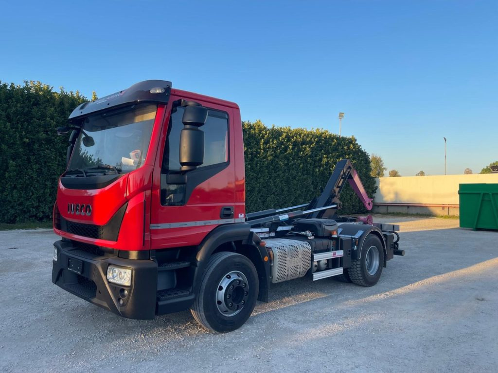 IVECO EUROCARGO 160E32 CON SCARRABILE NUOVO - Мултилифт с кука камион: снимка 1 IVECO EUROCARGO 160E32 CON SCARRABILE NUOVO - Мултилифт с кука камион: снимка 1