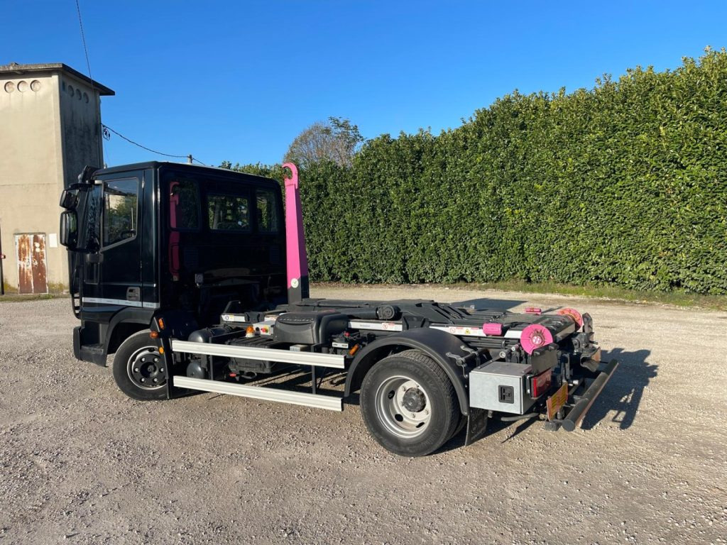 IVECO EUROCARGO 75E18 CON SCARRABILE NUOVO - Мултилифт с кука камион: снимка 4 IVECO EUROCARGO 75E18 CON SCARRABILE NUOVO - Мултилифт с кука камион: снимка 4