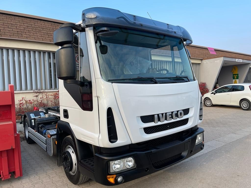 IVECO EUROCARGO 80 E18 CON IMPIANTO SCARRABILE NUO - Мултилифт с кука камион: снимка 2 IVECO EUROCARGO 80 E18 CON IMPIANTO SCARRABILE NUO - Мултилифт с кука камион: снимка 2