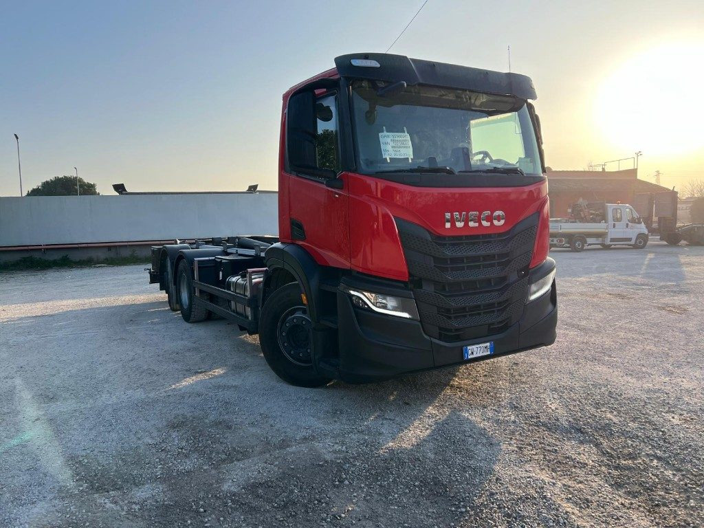 IVECO X-WAY AD260 NUOVO TARGATO SCARRABILE - Мултилифт с кука камион: снимка 2 IVECO X-WAY AD260 NUOVO TARGATO SCARRABILE - Мултилифт с кука камион: снимка 2