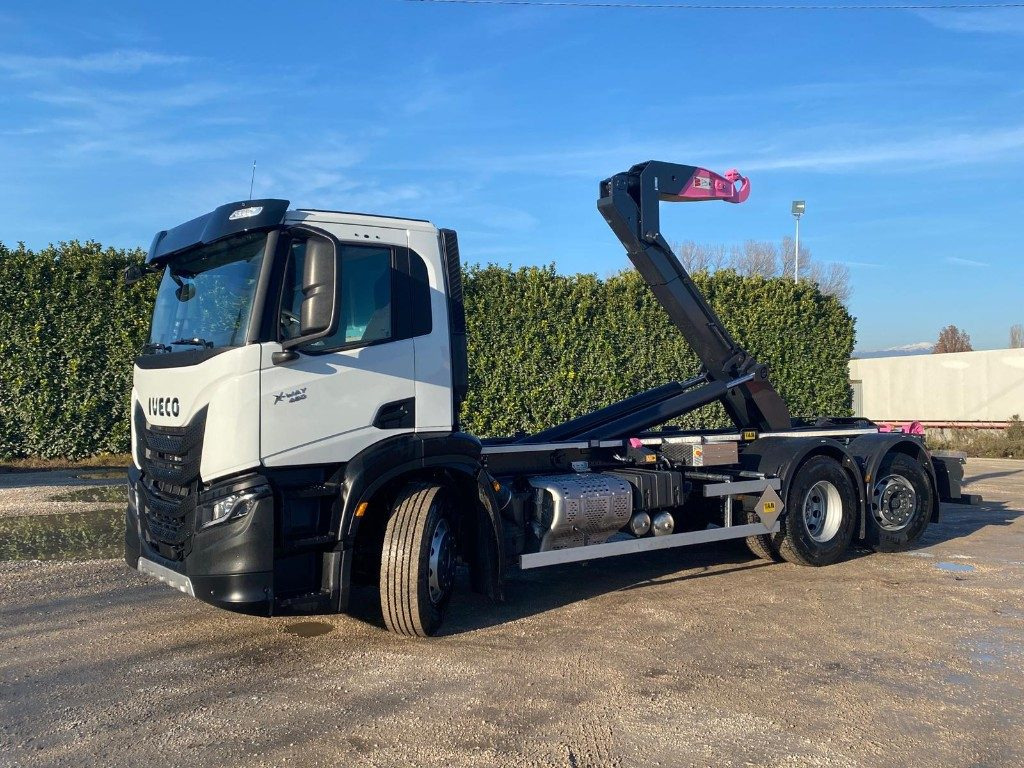 IVECO X-WAY AD280X48 NUOVO SCARRABILE PASSO 4500 - Мултилифт с кука камион: снимка 1 IVECO X-WAY AD280X48 NUOVO SCARRABILE PASSO 4500 - Мултилифт с кука камион: снимка 1