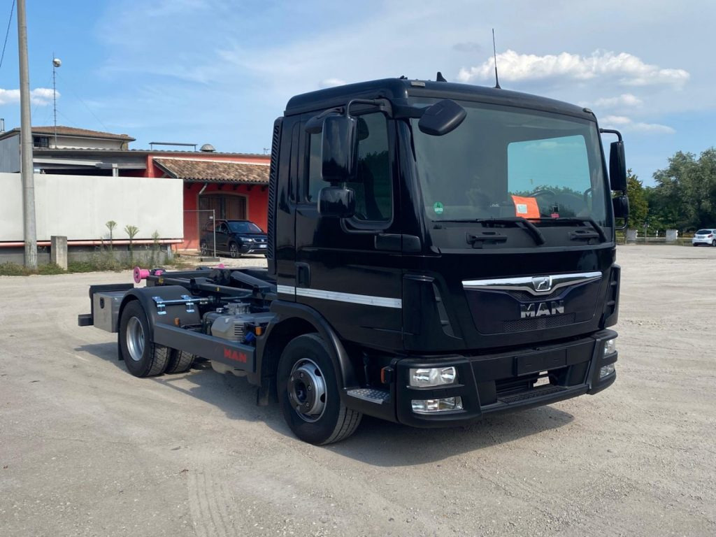 MAN TGL 12.220 CON SCARRABILE NUOVO - Мултилифт с кука камион: снимка 1 MAN TGL 12.220 CON SCARRABILE NUOVO - Мултилифт с кука камион: снимка 1