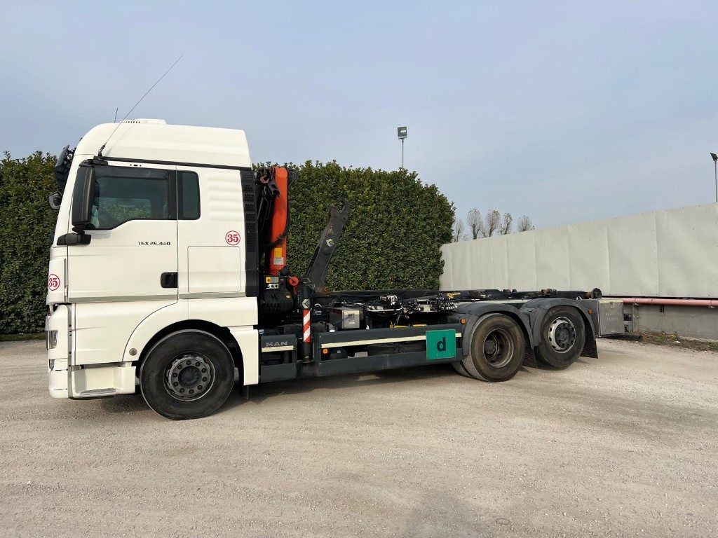 MAN TGX 26.480 SCARRABILE CON GRU DIETRO CABINA - Мултилифт с кука камион: снимка 2 MAN TGX 26.480 SCARRABILE CON GRU DIETRO CABINA - Мултилифт с кука камион: снимка 2