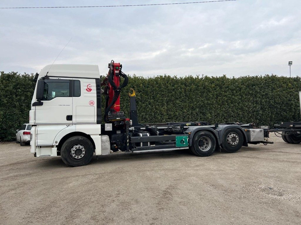 MAN TGX 26.480 SCARRABILE CON GRU - Мултилифт с кука камион: снимка 3 MAN TGX 26.480 SCARRABILE CON GRU - Мултилифт с кука камион: снимка 3