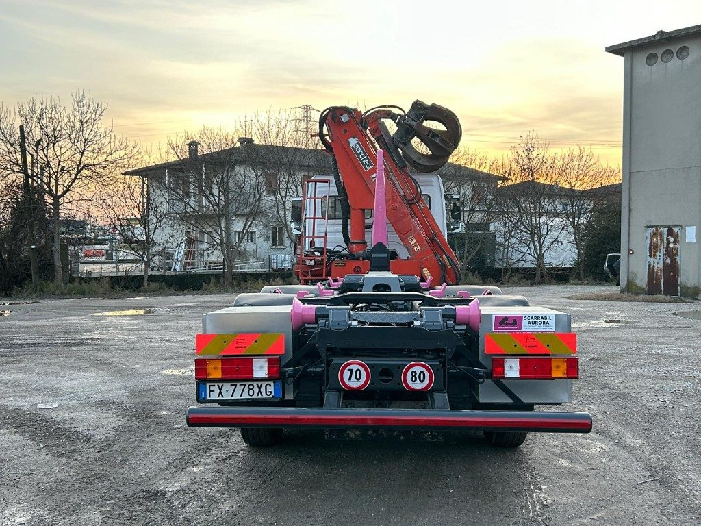 MERCEDES-BENZ MERCEDES AXOR 2533 SCARRABILE CON GRU E POLIPO - Мултилифт с кука камион: снимка 4 MERCEDES-BENZ MERCEDES AXOR 2533 SCARRABILE CON GRU E POLIPO - Мултилифт с кука камион: снимка 4