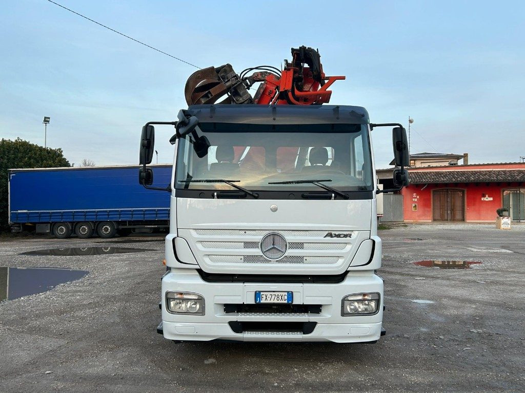 MERCEDES-BENZ MERCEDES AXOR 2533 SCARRABILE CON GRU E POLIPO - Мултилифт с кука камион: снимка 1 MERCEDES-BENZ MERCEDES AXOR 2533 SCARRABILE CON GRU E POLIPO - Мултилифт с кука камион: снимка 1