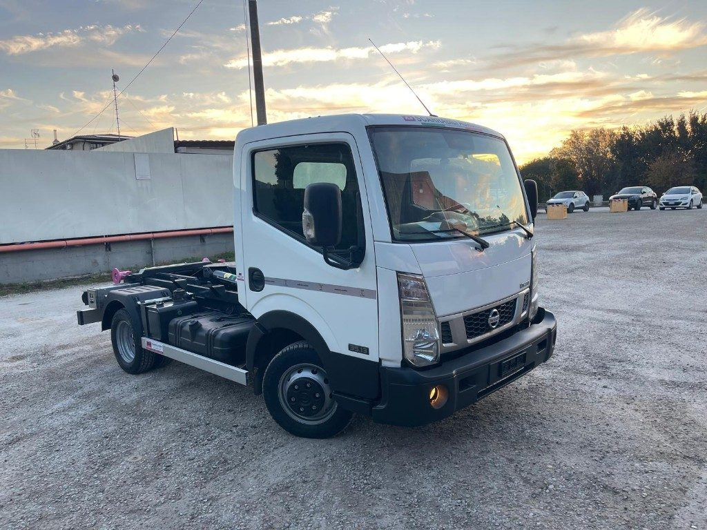 NISSAN NT400 SCARRABILE PATENTE B - Мултилифт с кука камион: снимка 3 NISSAN NT400 SCARRABILE PATENTE B - Мултилифт с кука камион: снимка 3