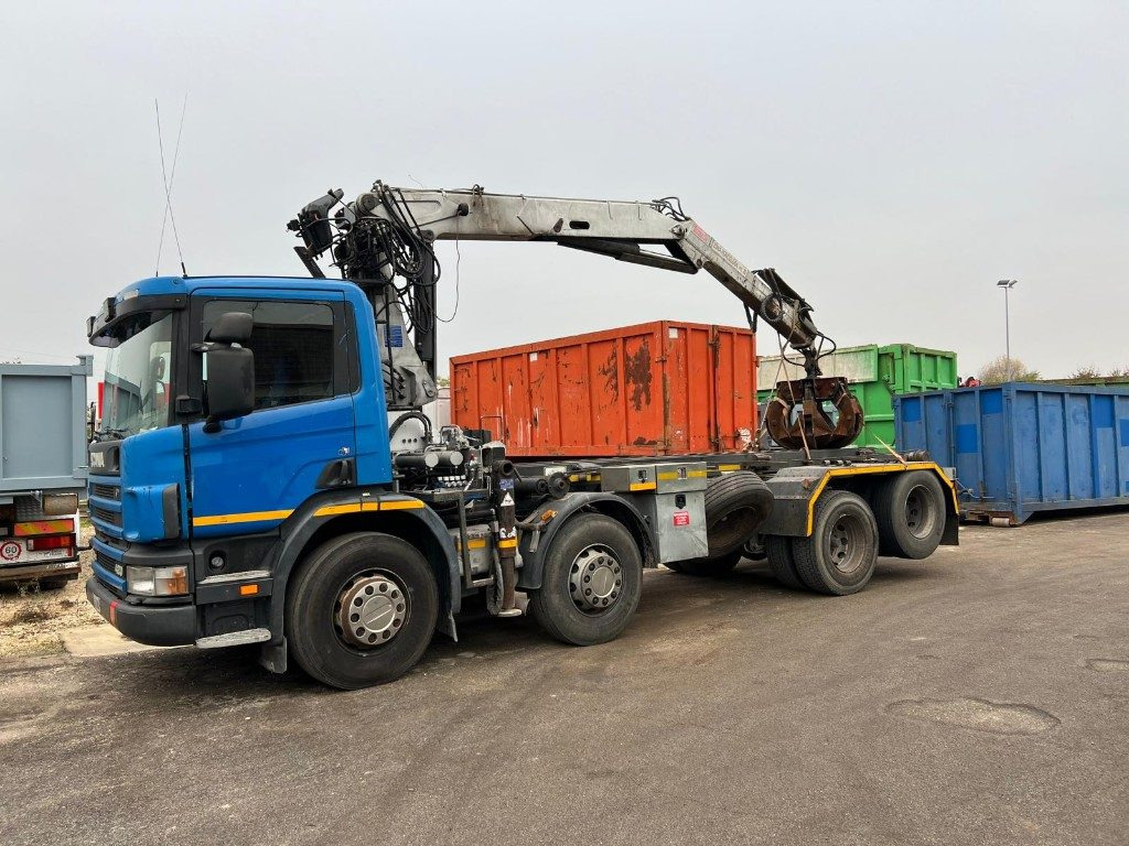 SCANIA 124GB 420 SCARRABILE CON GRU - Мултилифт с кука камион: снимка 2 SCANIA 124GB 420 SCARRABILE CON GRU - Мултилифт с кука камион: снимка 2