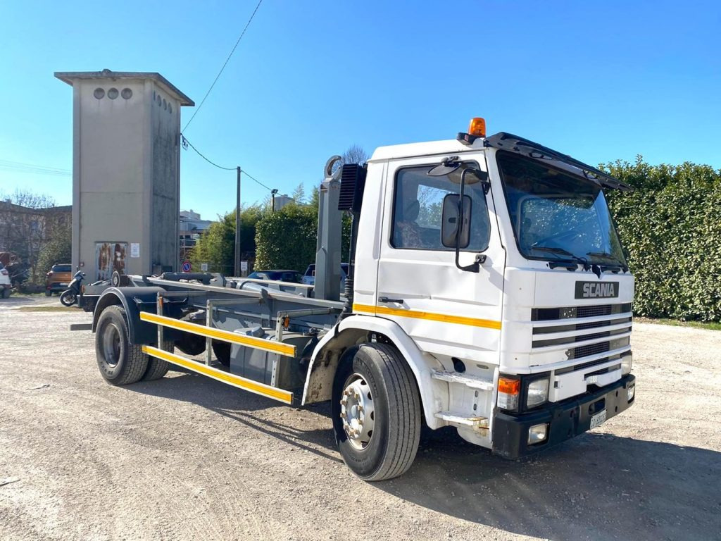SCANIA H82 SCARRABILE BALESTRATO ANTERIORE E POSTE - Мултилифт с кука камион: снимка 1 SCANIA H82 SCARRABILE BALESTRATO ANTERIORE E POSTE - Мултилифт с кука камион: снимка 1
