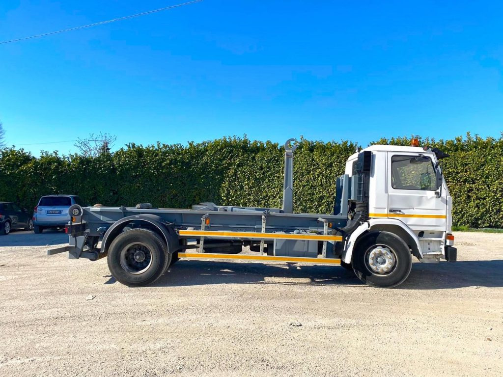 SCANIA H82 SCARRABILE BALESTRATO ANTERIORE E POSTE - Мултилифт с кука камион: снимка 2 SCANIA H82 SCARRABILE BALESTRATO ANTERIORE E POSTE - Мултилифт с кука камион: снимка 2
