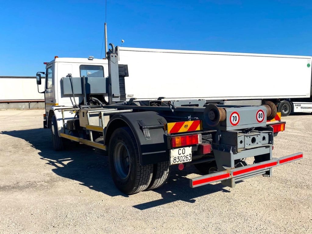 SCANIA H82 SCARRABILE BALESTRATO ANTERIORE E POSTE - Мултилифт с кука камион: снимка 5 SCANIA H82 SCARRABILE BALESTRATO ANTERIORE E POSTE - Мултилифт с кука камион: снимка 5