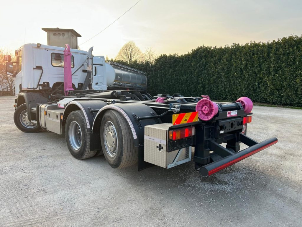 SCANIA P410 SCARRABILE CON RIDUTTORE AI MOZZI - Мултилифт с кука камион: снимка 4 SCANIA P410 SCARRABILE CON RIDUTTORE AI MOZZI - Мултилифт с кука камион: снимка 4