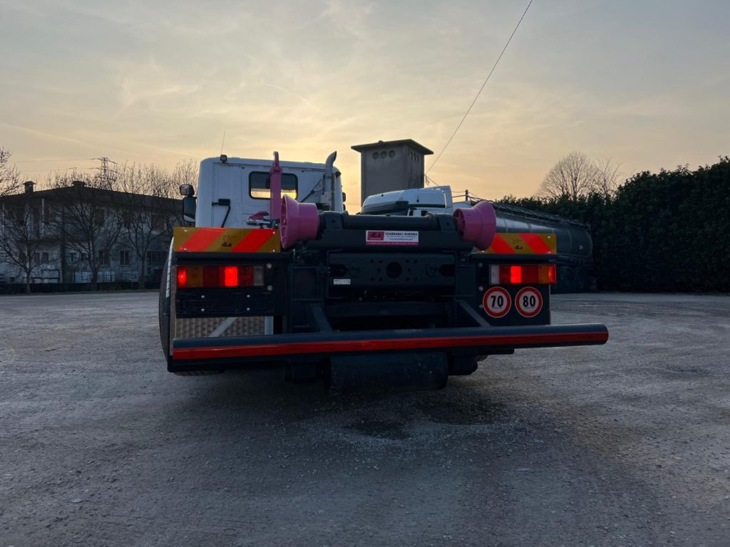 SCANIA P410 SCARRABILE CON RIDUTTORE AI MOZZI - Мултилифт с кука камион: снимка 5 SCANIA P410 SCARRABILE CON RIDUTTORE AI MOZZI - Мултилифт с кука камион: снимка 5