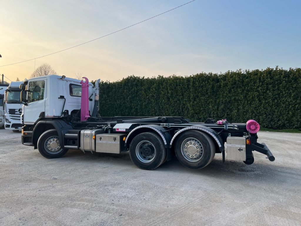 SCANIA P410 SCARRABILE CON RIDUTTORE AI MOZZI - Мултилифт с кука камион: снимка 3 SCANIA P410 SCARRABILE CON RIDUTTORE AI MOZZI - Мултилифт с кука камион: снимка 3