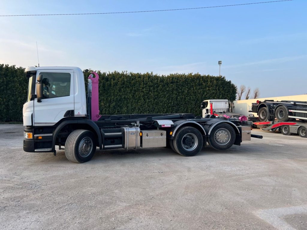 SCANIA P410 SCARRABILE CON RIDUTTORE AI MOZZI - Мултилифт с кука камион: снимка 2 SCANIA P410 SCARRABILE CON RIDUTTORE AI MOZZI - Мултилифт с кука камион: снимка 2