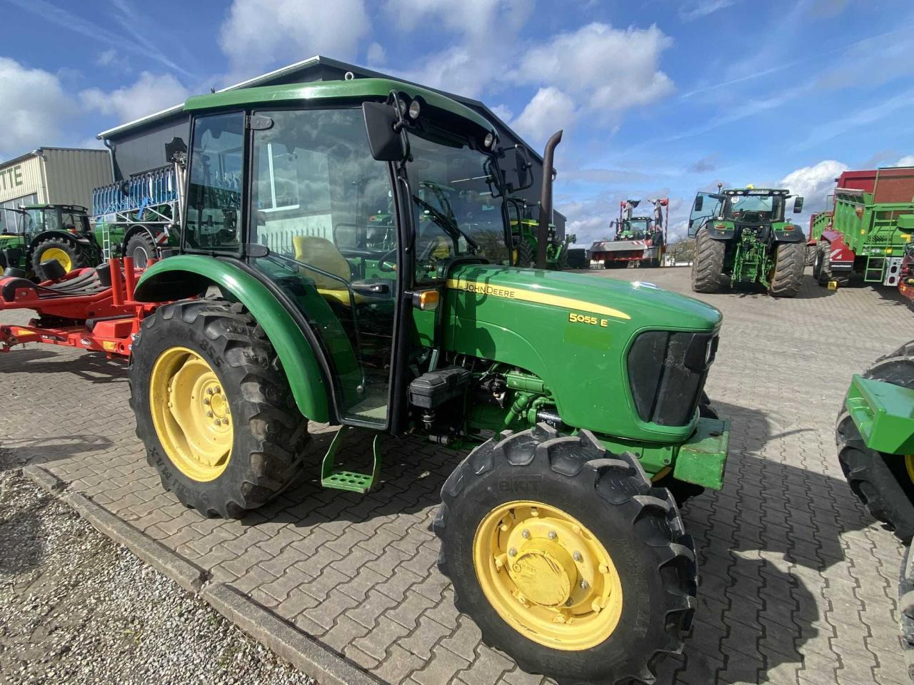 John Deere 5055E - Трактор: снимка 1 John Deere 5055E - Трактор: снимка 1