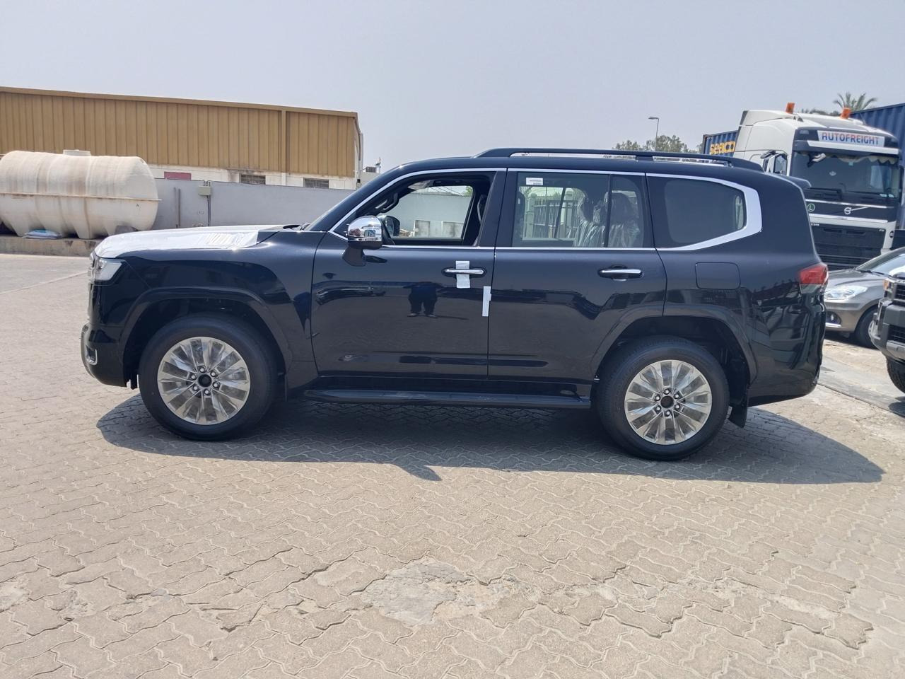 Toyota Land Cruiser VXR - Лек автомобил: снимка 1 Toyota Land Cruiser VXR - Лек автомобил: снимка 1